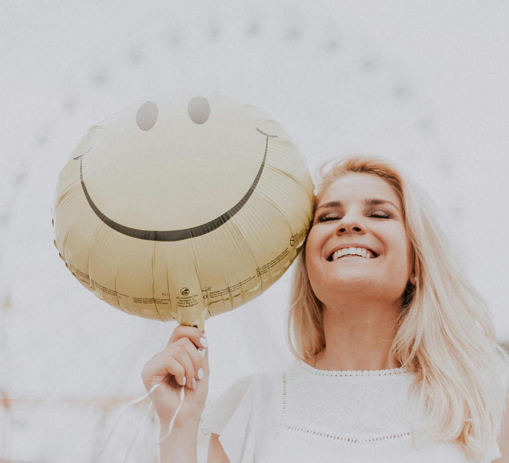 Femme heureuse tenant un ballon avec smiley – Décision d'aller mieux accompagnement Perpignan